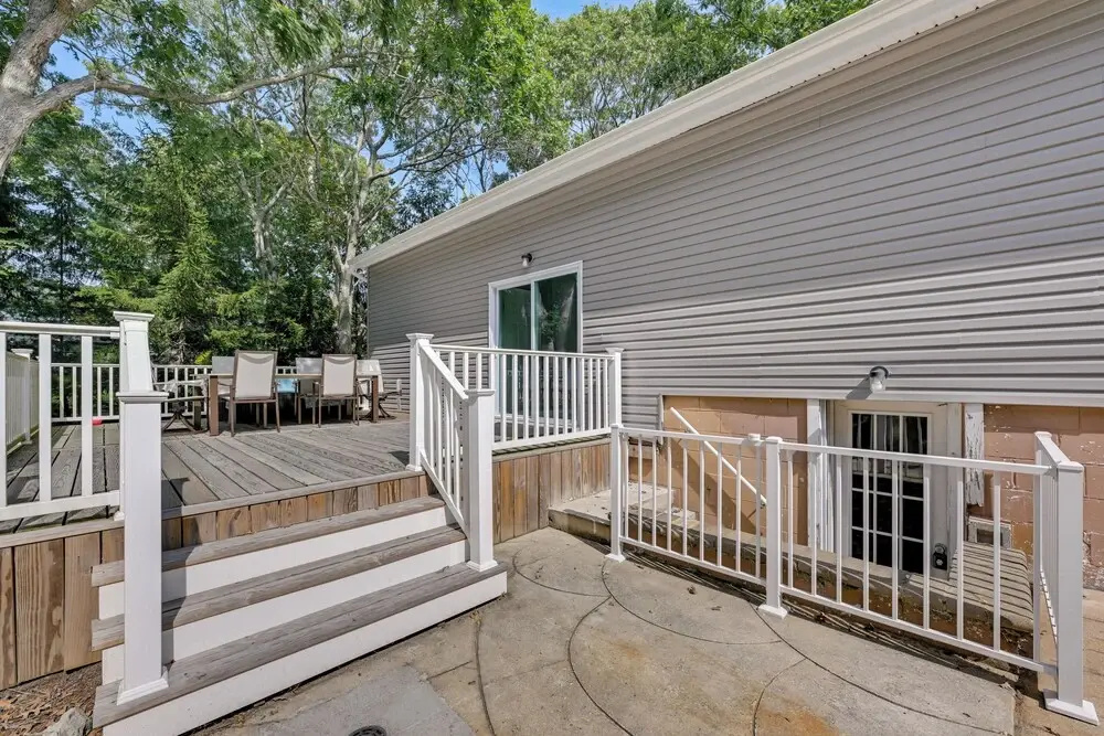 Hampton Bays Retreat: Walk to Squires Beach!