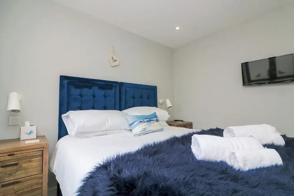 2 De Courcey House