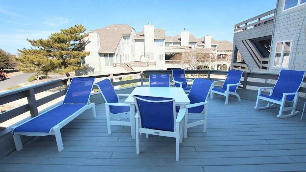 No Worries - 4 Br home by RedAwning