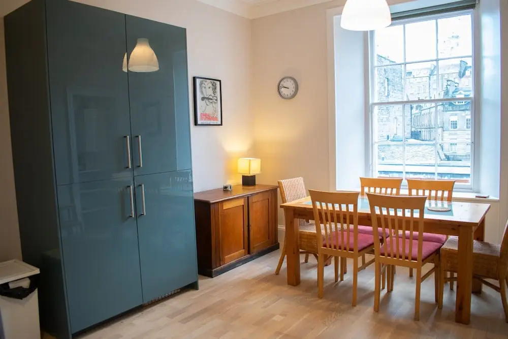 Traditional 3 Bedroom Apartment in Central Edinburgh