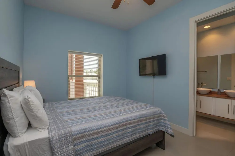Casual Condo Near Beach w/ Pools, hot tub & Grill!