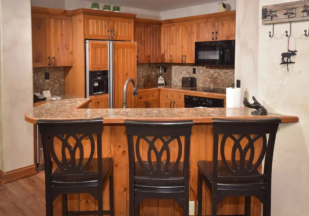 Spacious 4br 4.5ba  Ski In/out-stay +7 Nights 4 Bedroom Condo by RedAwning