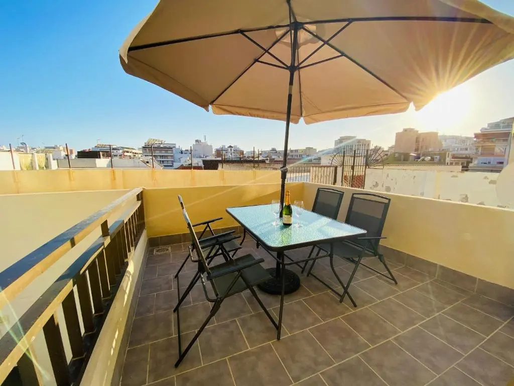 Fresh and Modern Delux Apartment in 1 min from the beach!