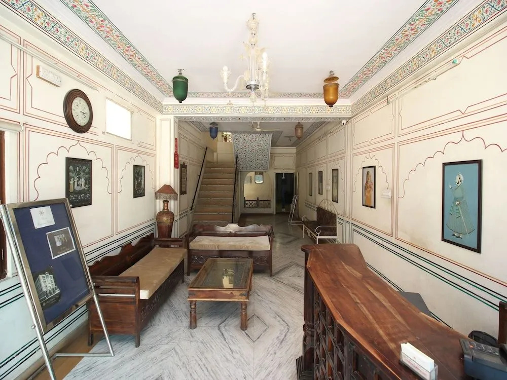 OYO 12115 Hotel Raghuraj Palace