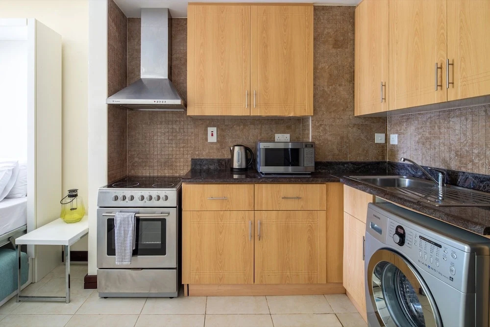 Spacious + Modern Studio in JLT - Sleeps 3