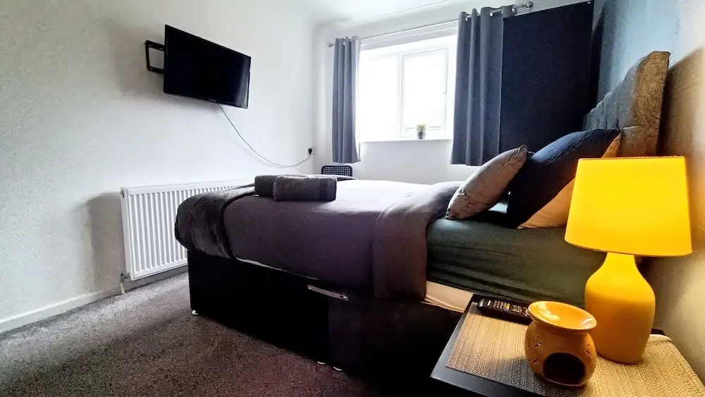 Cozy 3-Bed Family Home with Free Parking