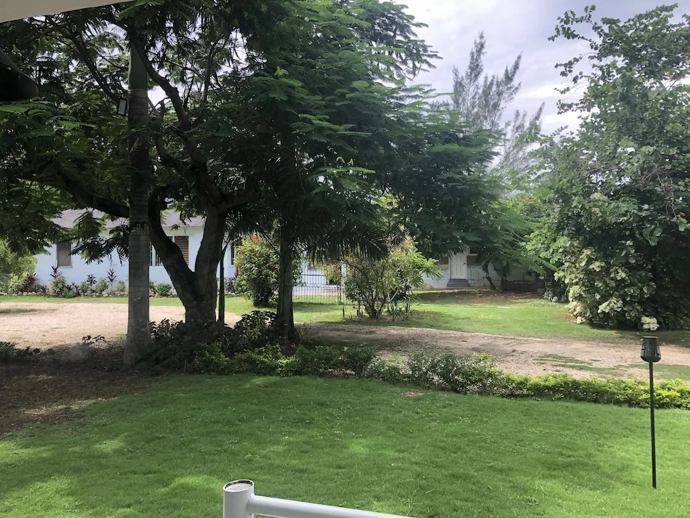Airport Beach Hotel