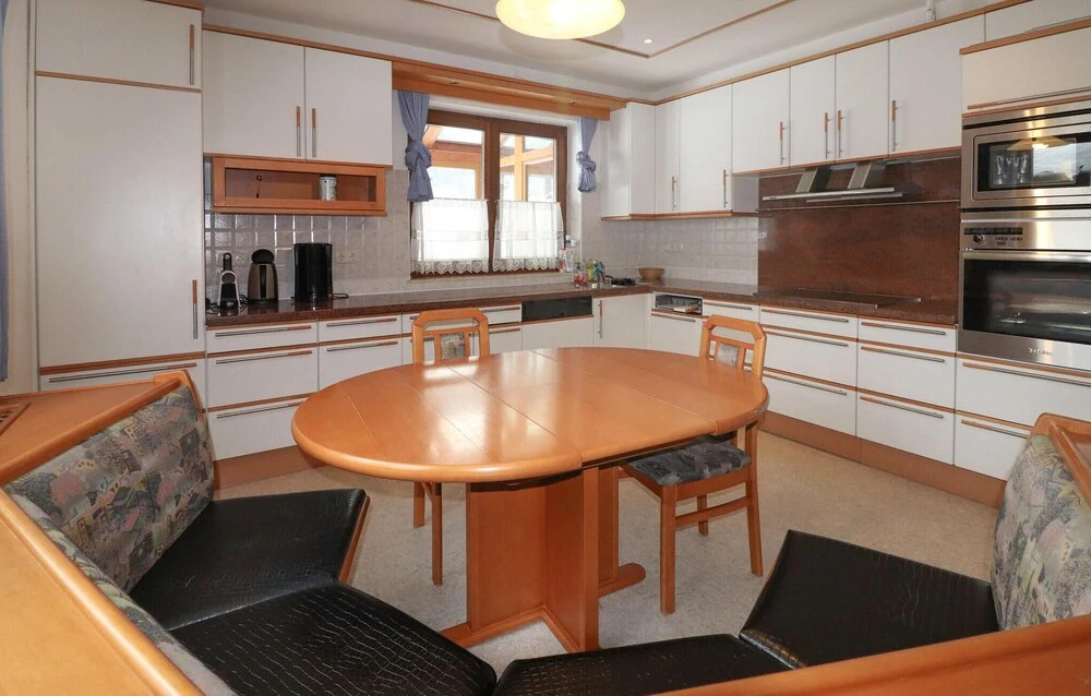 Beautiful Caravan in Gosau With 6 Bedrooms and Wifi
