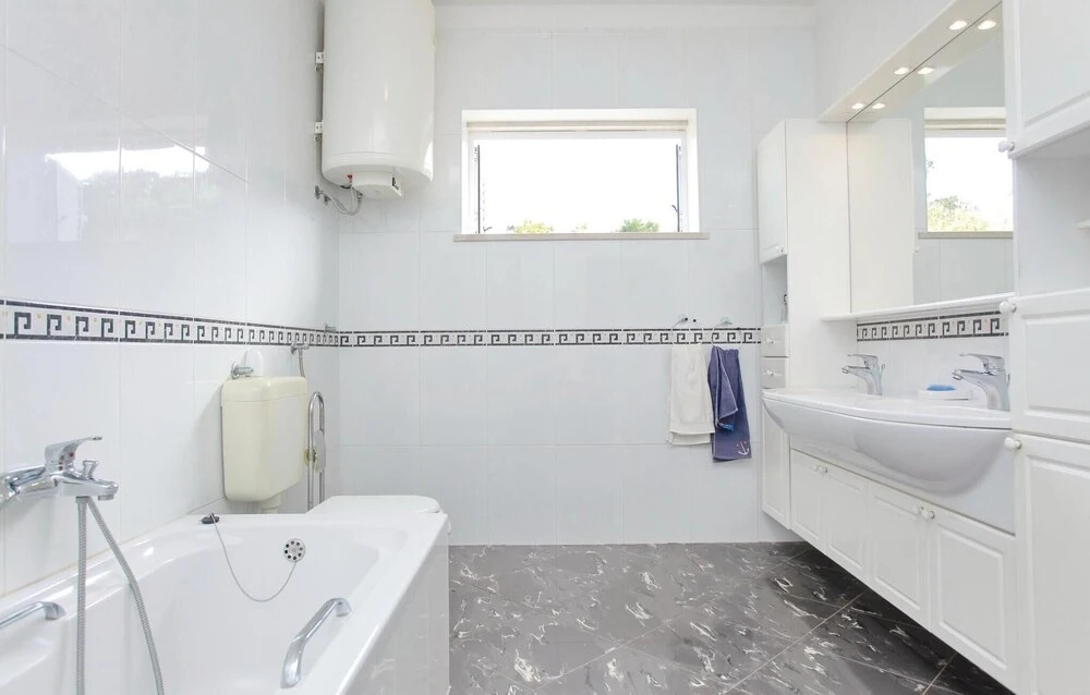 Amazing Apartment in Zrnovo With 3 Bedrooms and Wifi
