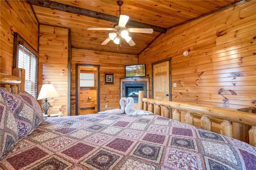 Standing Bear Lodge - Five Bedroom Cabin