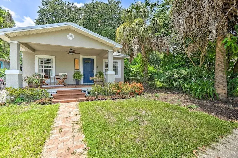 Central Point Tampa Home W/ Outdoor Lounge