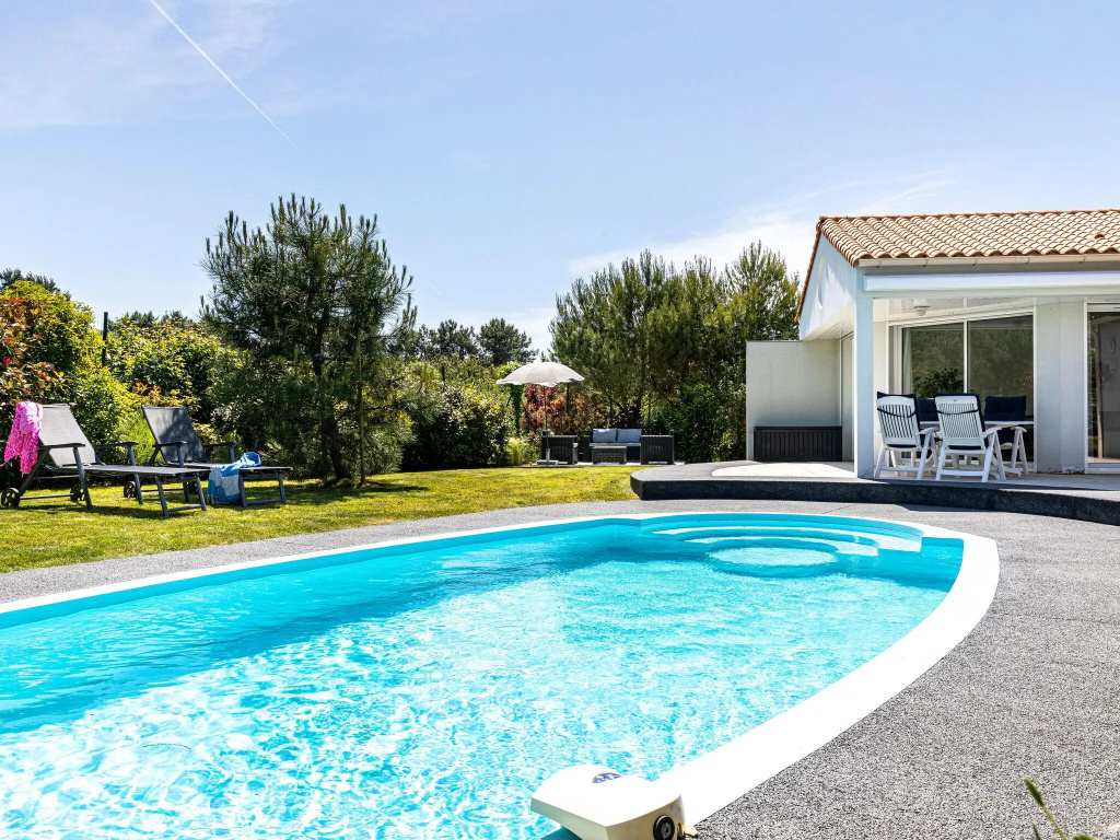 Luxurious, attractively furnished villa, 800 m. from the sea