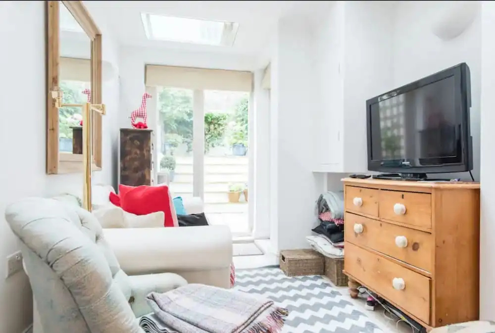 2 Bedroom Apartment With Garden in Ladbroke Grove