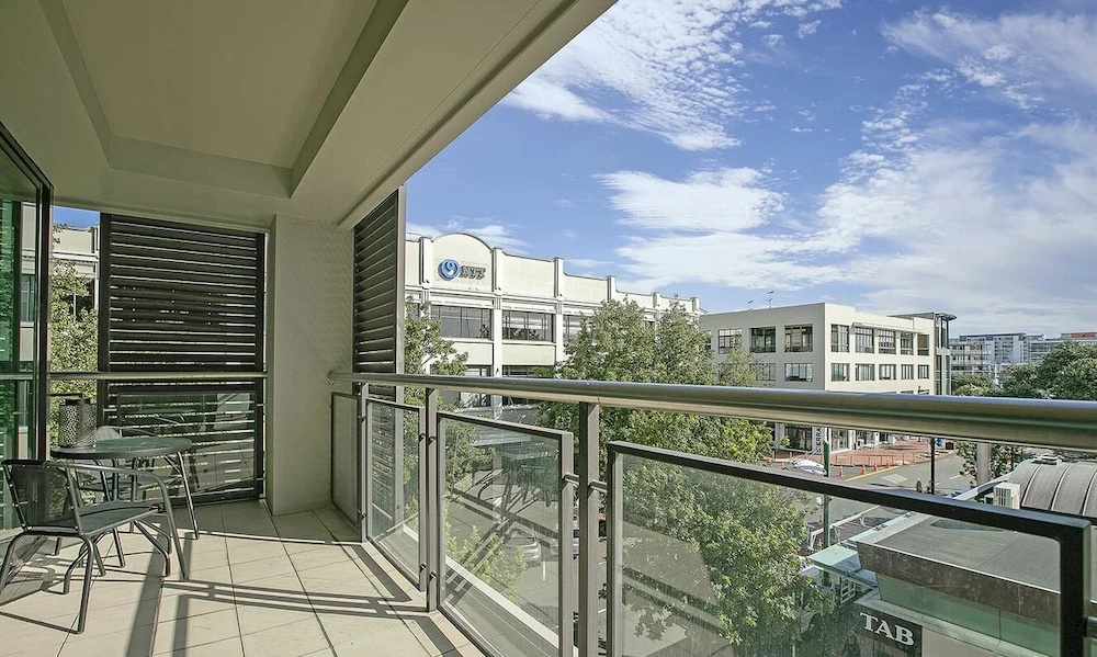 QV Viaduct Charming Apartment with AC WiFi and Parking - 933