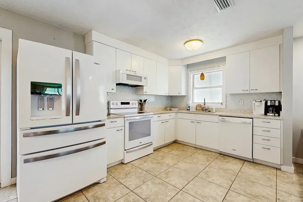 Spacious Beach House With Private Pool, Firepit and Enclosed Yard