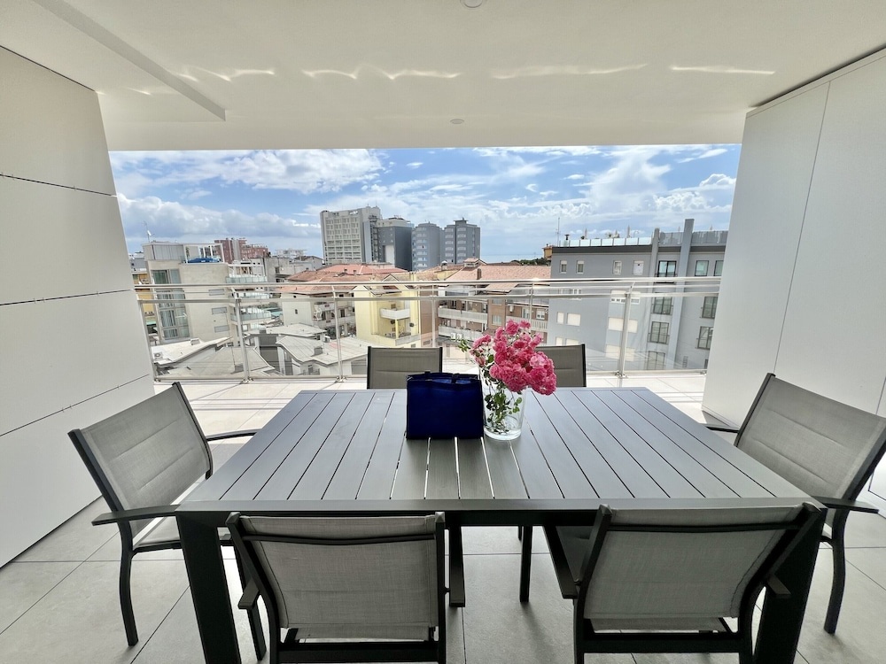 Spacious Apartment Near Beach