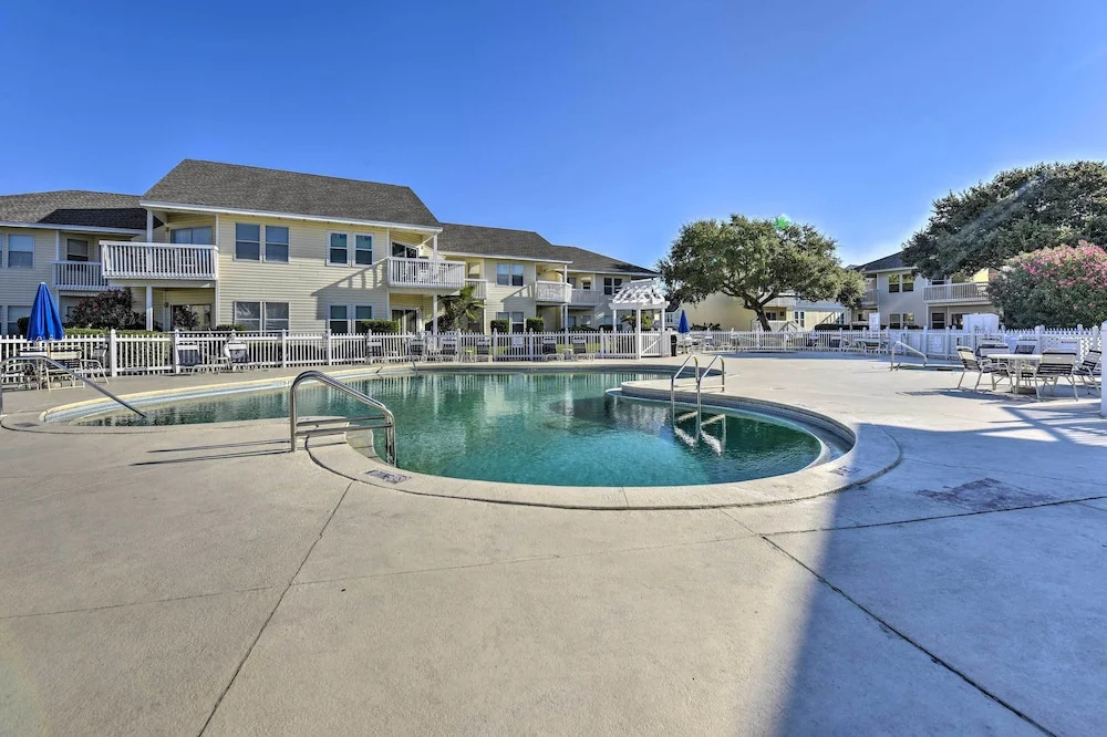 Destin Ground-level Condo w/ Private Beach Access