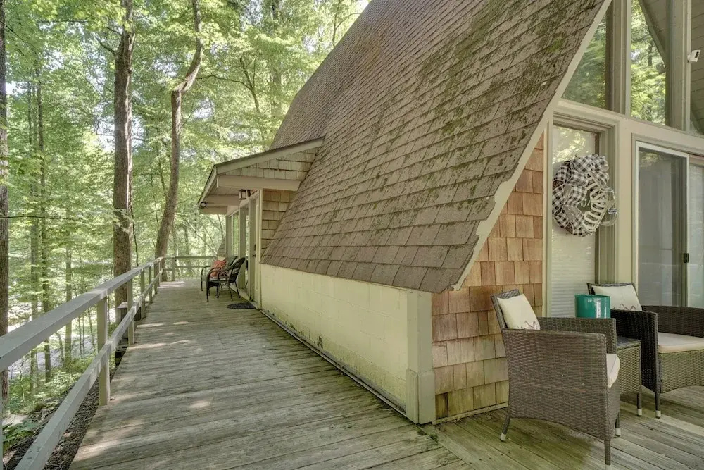 Snuggle Inn in the Heart of Chalet Village!