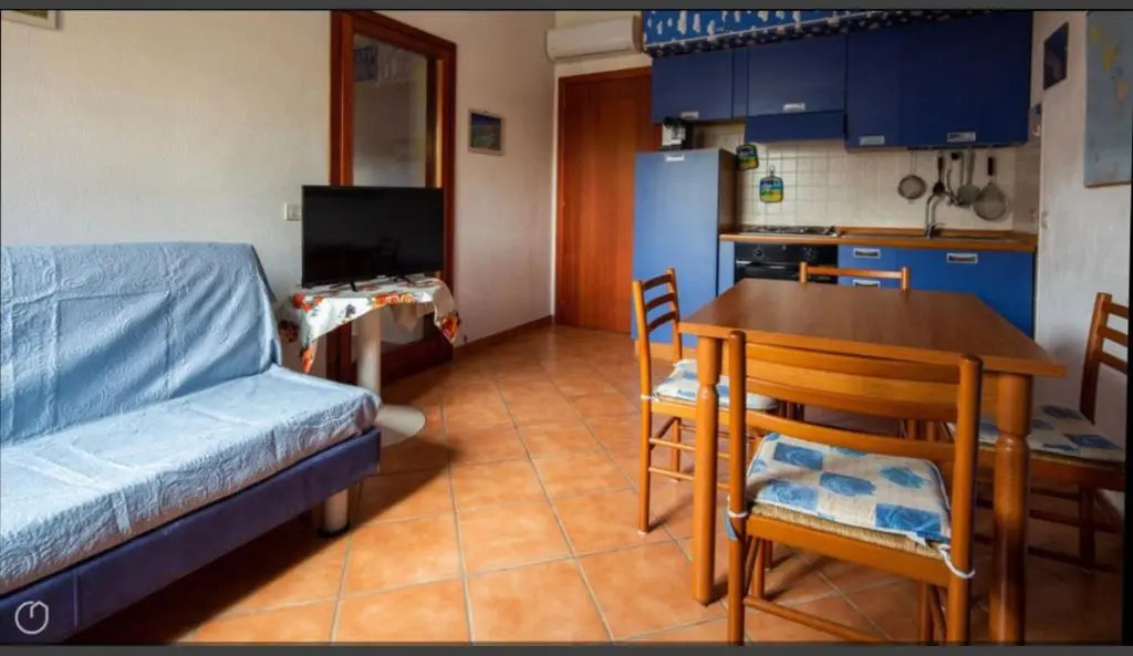 Airport-Port-Commercial Center-Trilo-3 indipendent rooms at 5 minutes by walk from bus to beaches & city of olbia and 25 min by walk to Airport Azzurro