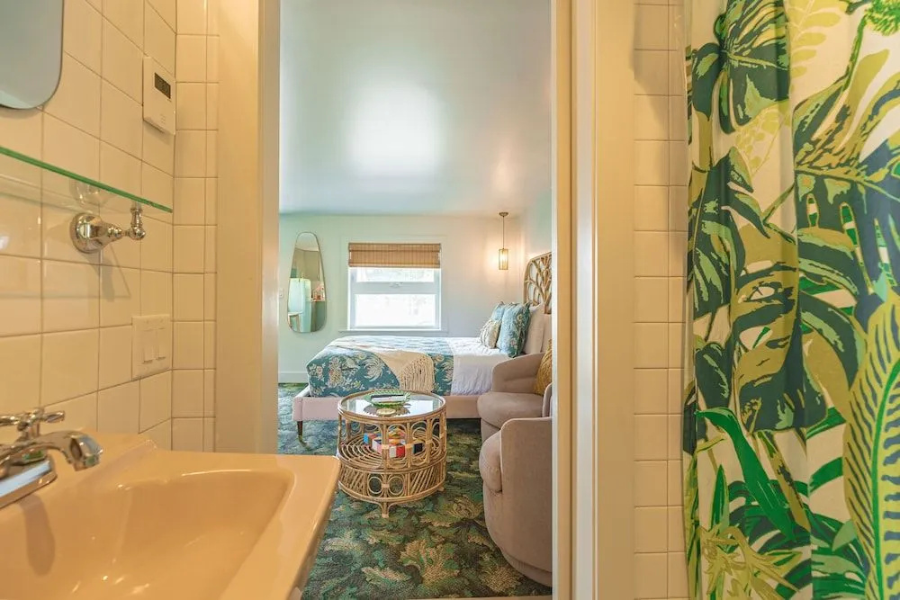 Rye Motor Inn - Oceanfront, Walk to Beach