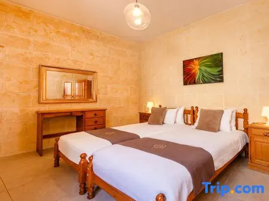 Naduri - 3 bedrooms (sleeps 7 + 2 kids) Nadur village