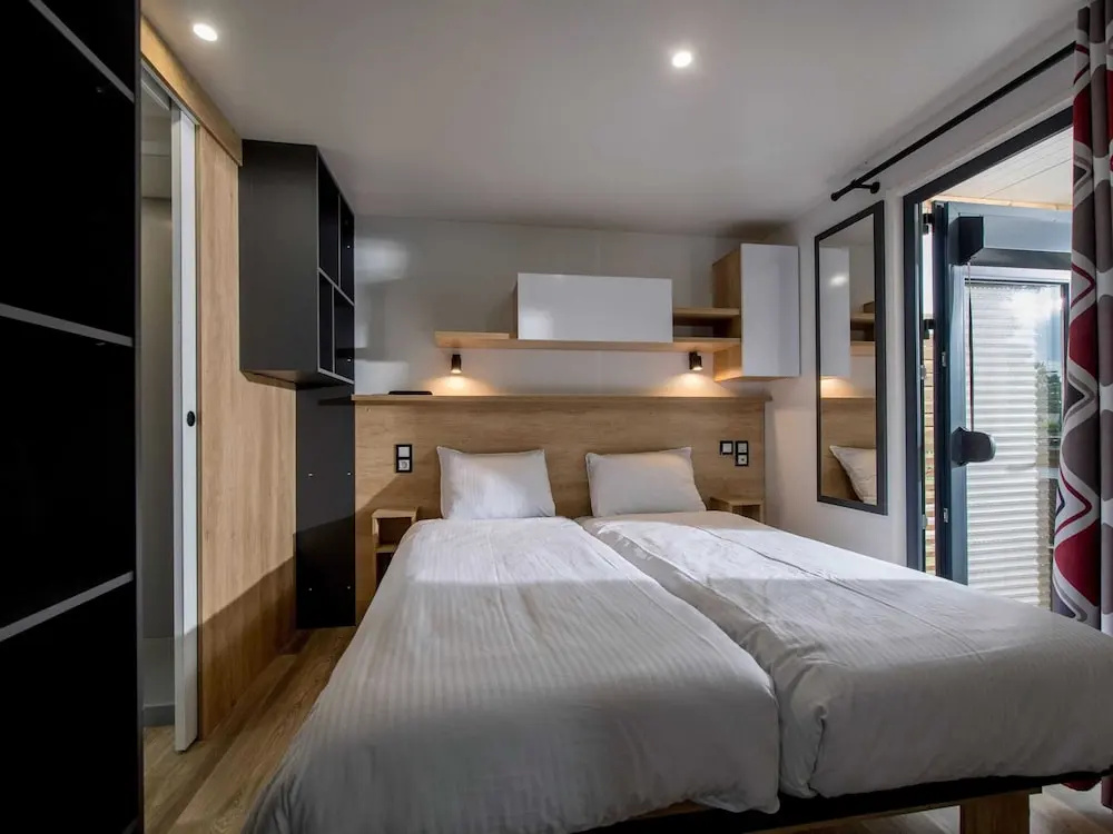 Beautiful Chalet With two Bathrooms, Near a Lake
