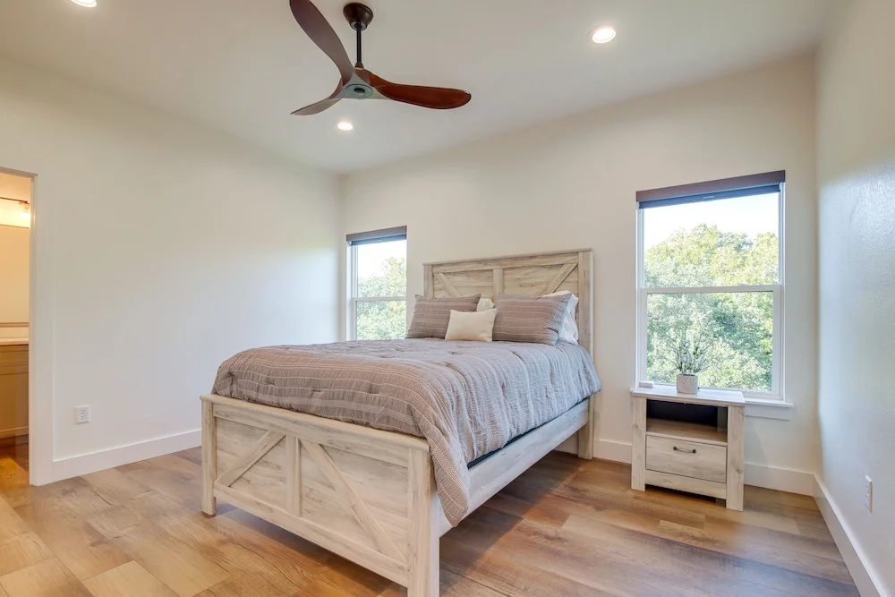 Modern Kingsland Home w/ River Access & Kayaks!