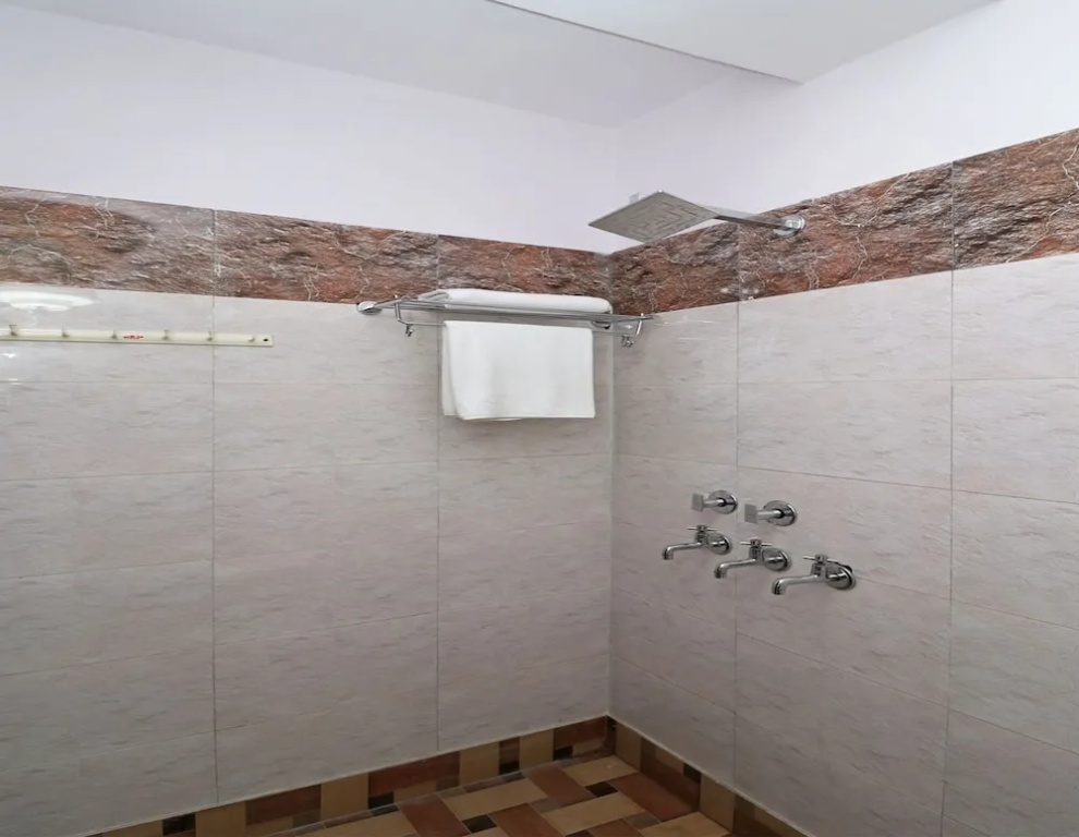 Oyo 12911 New Capital Inn