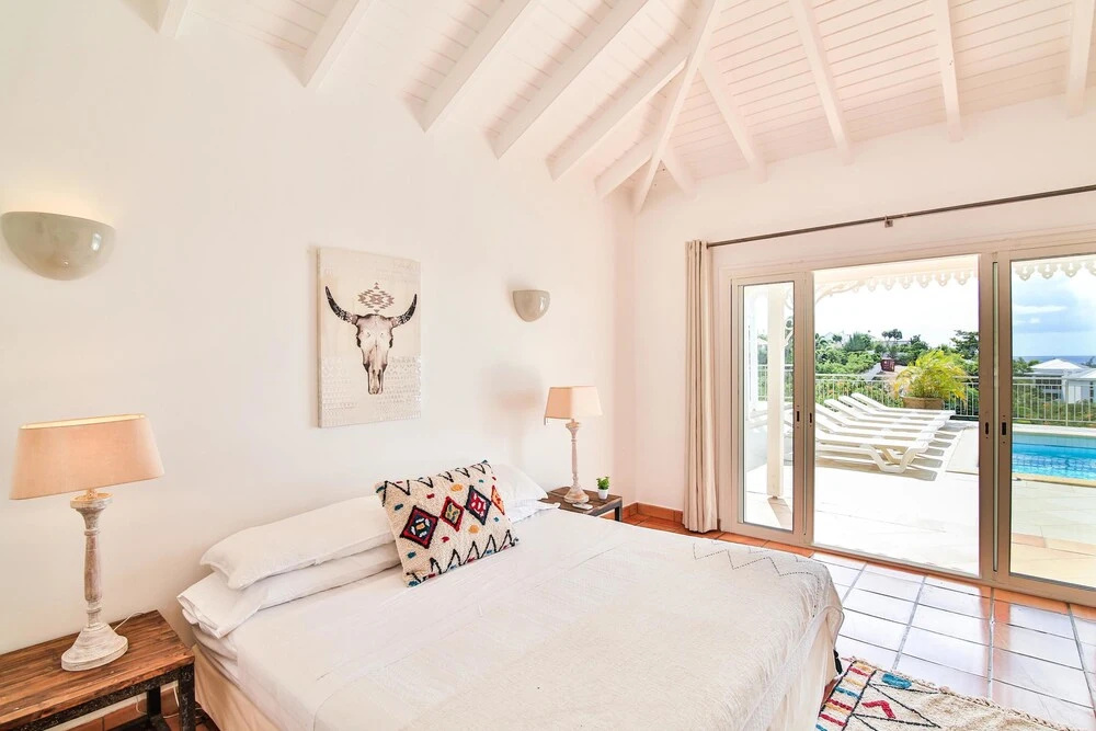 Walk to the Beach, Pool, AC, Free Wifi, Concierge Service, Near Shops, Restaurants