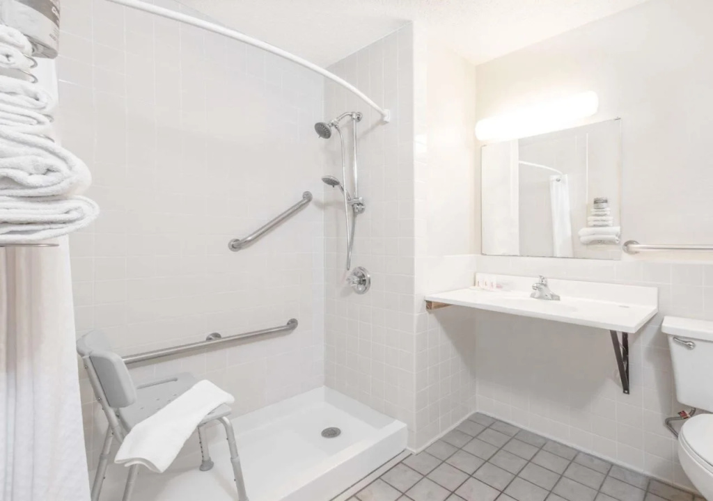Super 8 by Wyndham Grand Rapids