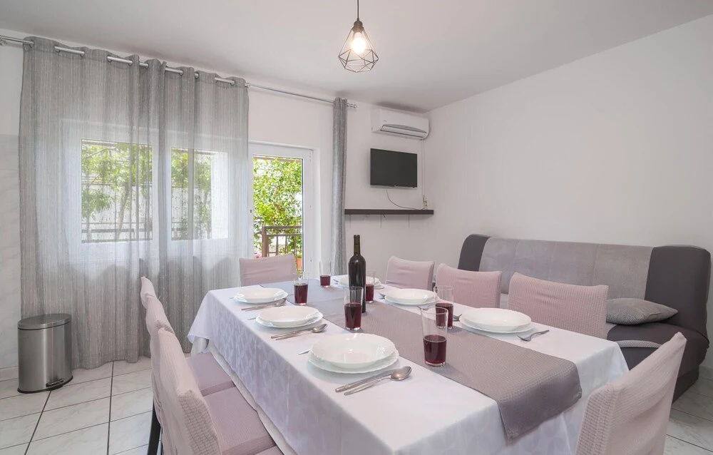 Awesome Home in Dugi Rat With Wifi and 3 Bedrooms