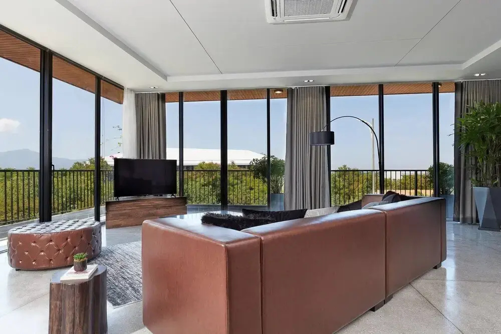 Modern 2 Bdr Apt, Large Living Room, High Speed Wifi