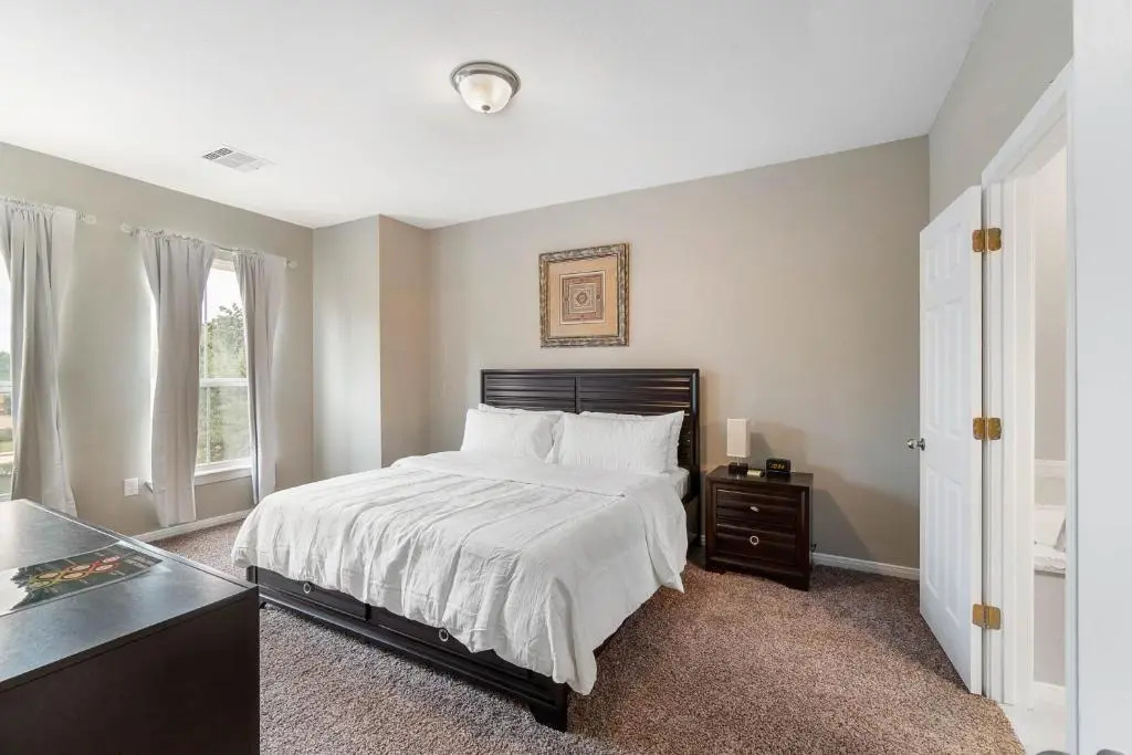 2 Bedroom House - King Bed - 10 mins from IAH