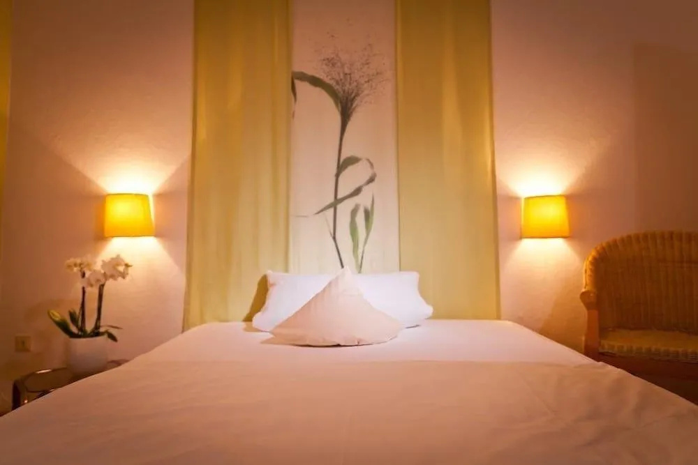 Hotel Spies