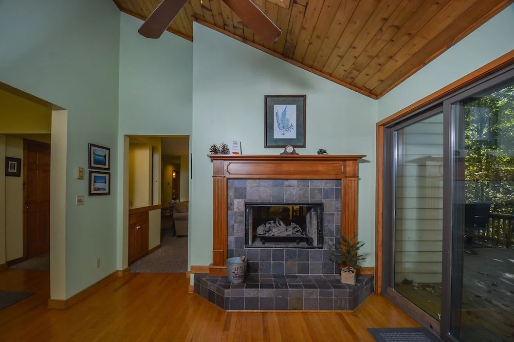 Lake Shore Retreat 5 Bedroom House