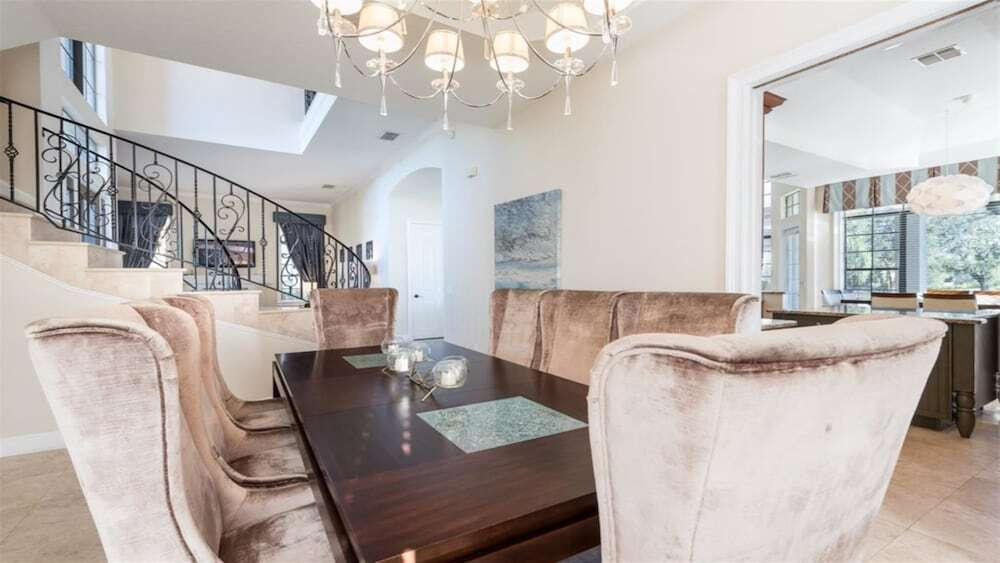 A Beautiful 5 bed villa with a pool & spa