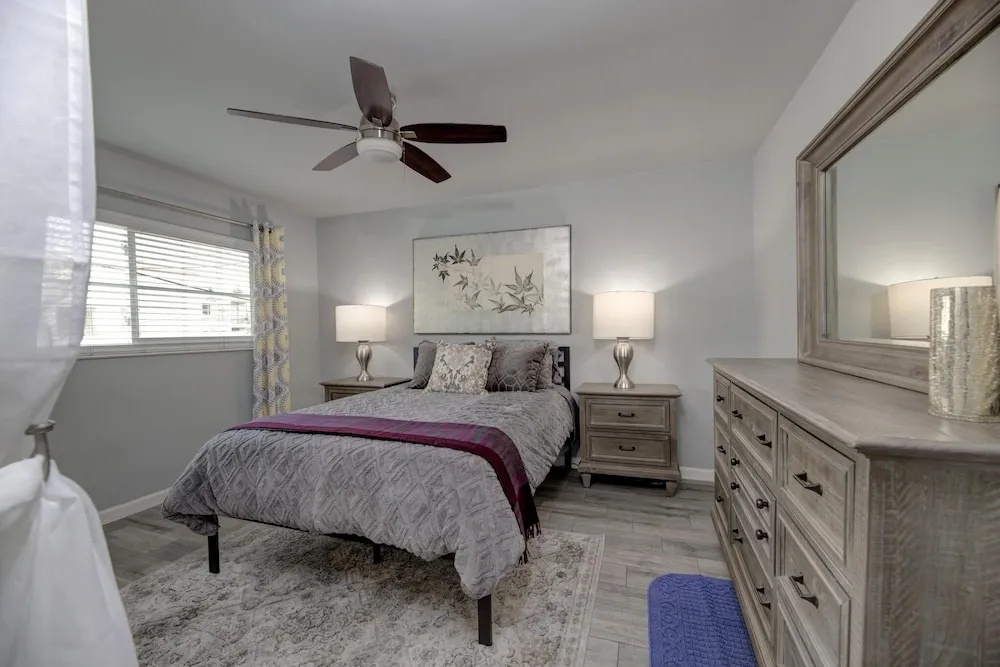 Cute Apt Close To Downtown, Long Beach! 1 Bedroom Apts by RedAwning