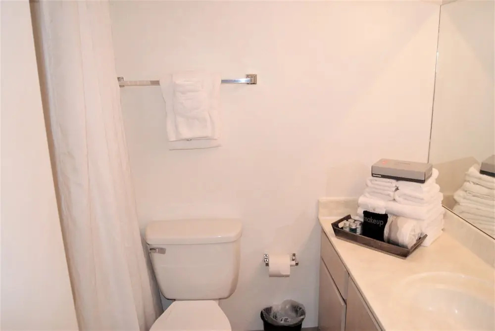 142 Fully Furnished 1BR Suite-Pet Friendly! by RedAwning