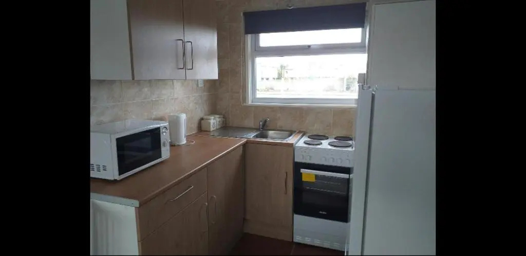 2 Bed Chalet Sleeps 4- Parking Garden Near Beach