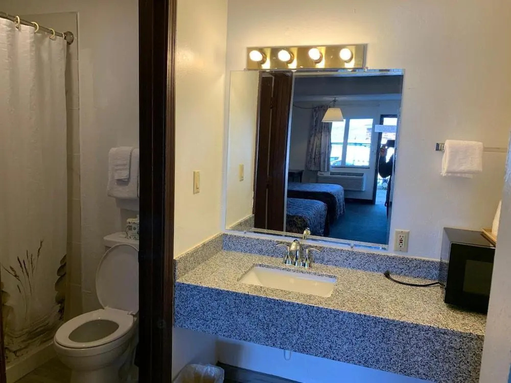Landmark Inn