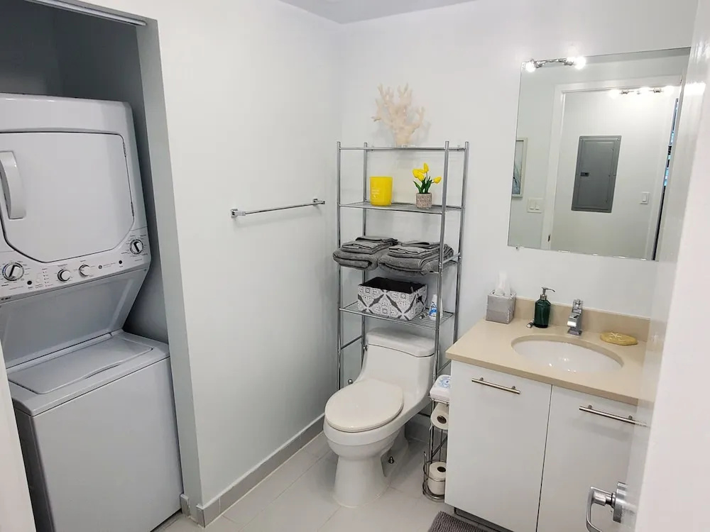 Miami Midblock Condo - City Views, Pool & Balcony