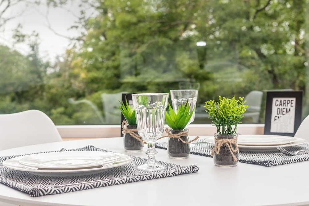 Riverside Deluxe Apartment by Renters