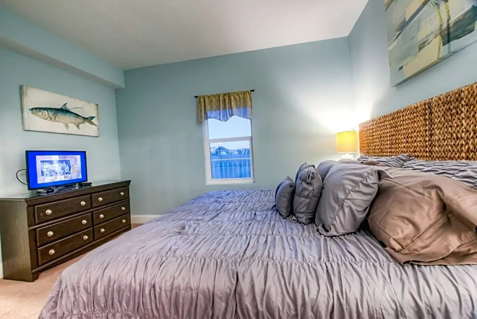Laketown Wharf #638 by Nautical Properties