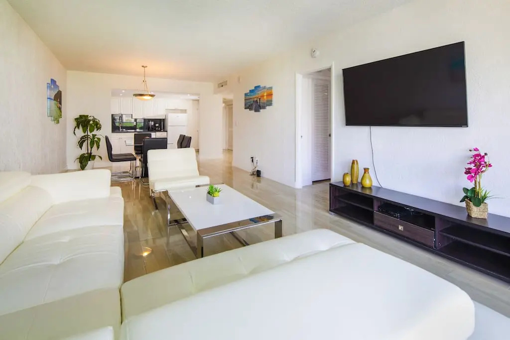 Awesome 2BR 2 BATH 1 Block to beach
