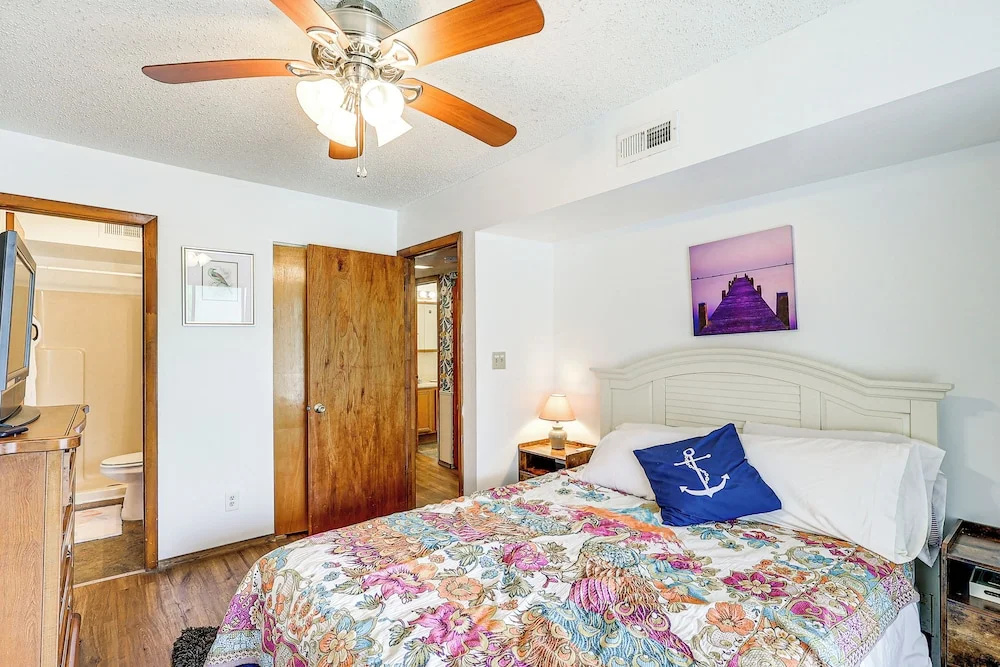 Ocean City Condo w/ Pool Access: Walk to Beach!