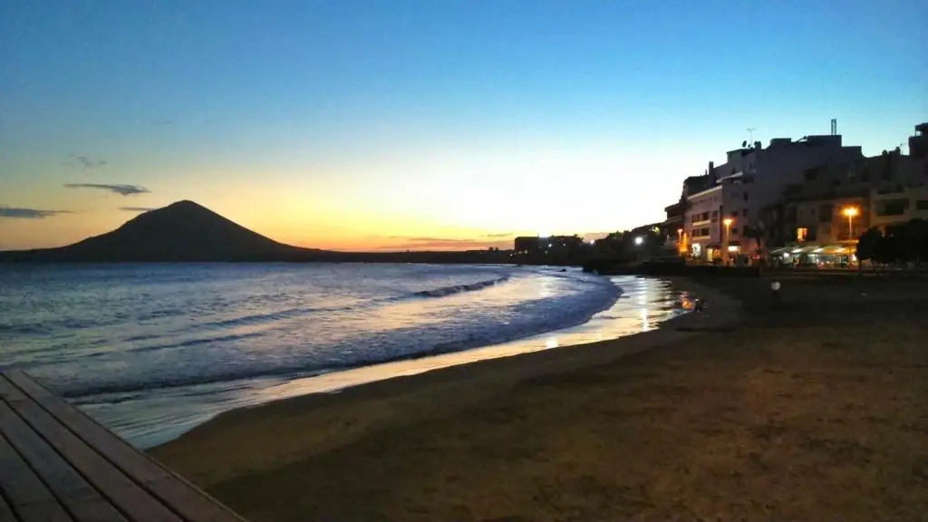 Villa Los Vientos only 100m to the surf beach, terrace, balcony, sea view, wifi
