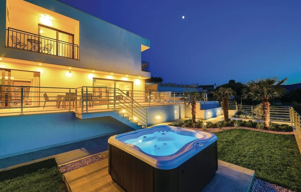 Beautiful Home In Seget Vranjca