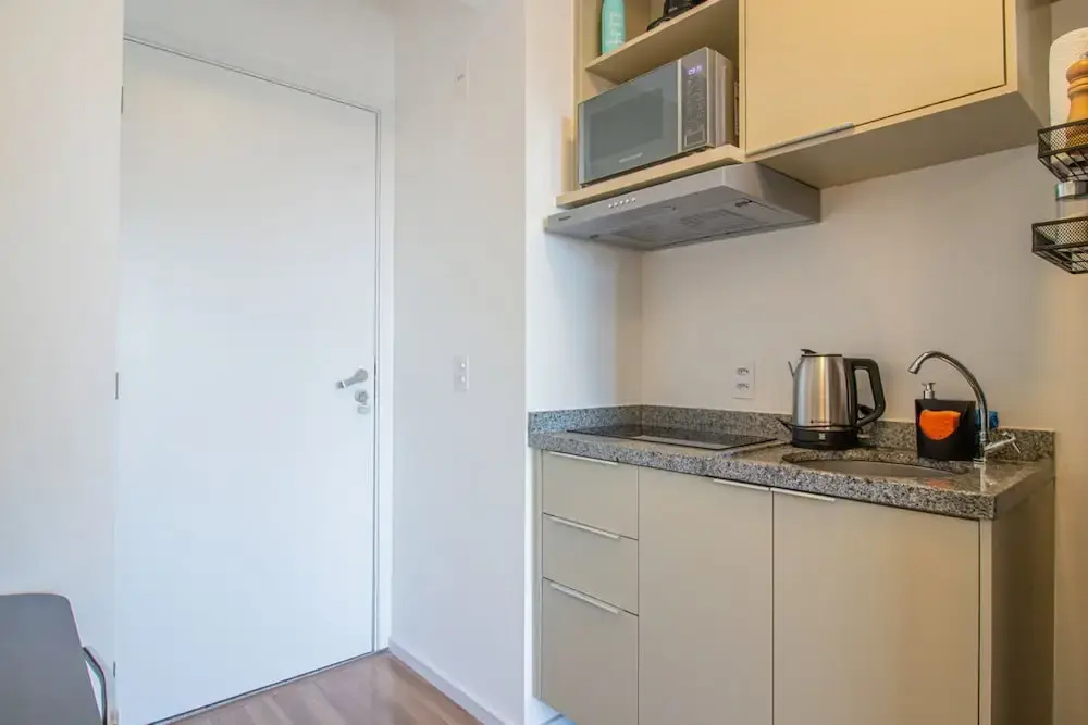 Studio Elegante com Varanda e Tima Localiza o