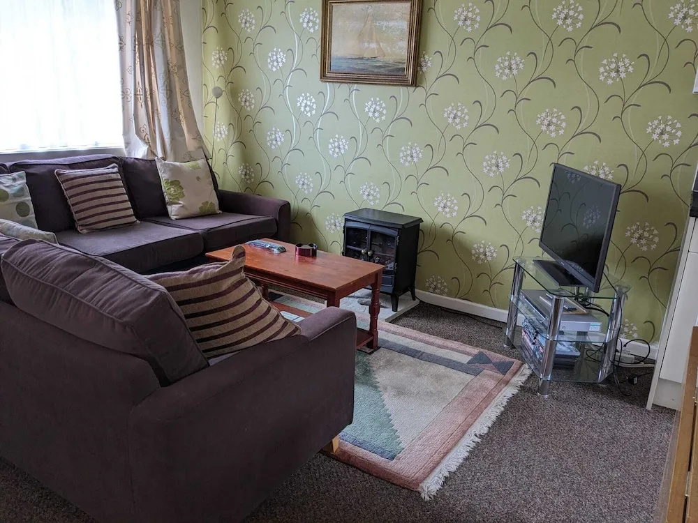 Cosy Cornish Chalet Near Coast