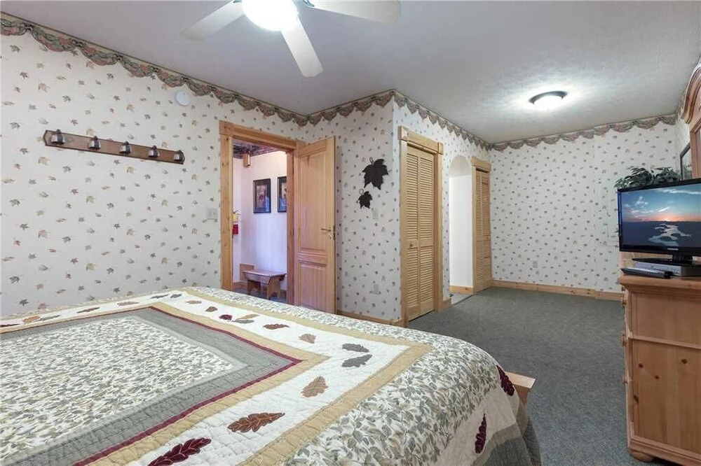 Enchanted Forest 1 Bedroom Home with Gas Fireplace